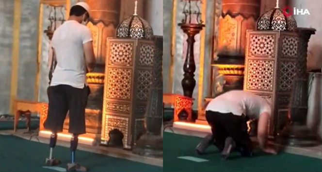 Ayasofya Camii'nde protez ayaklarıyla namaz kılan gencin görüntüsü duygulandırdı