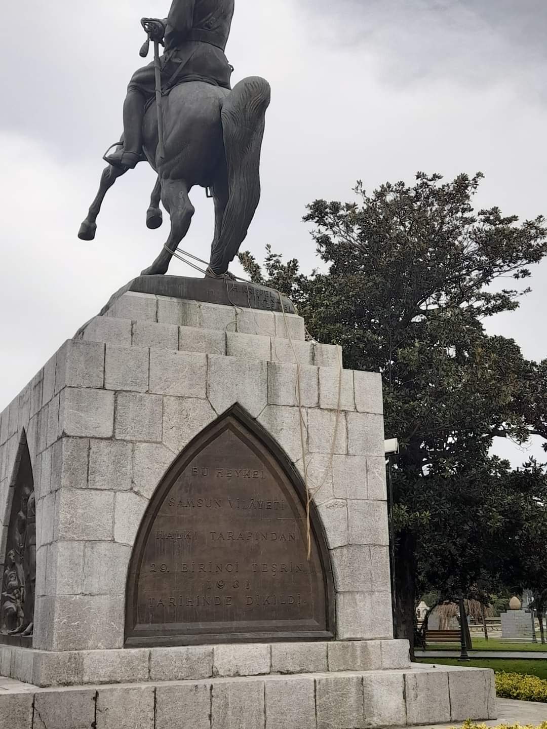 Onur anıtına saldırı 